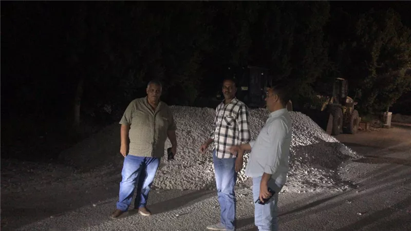 محافظ أسيوط: استمرار تشوين التربة الزلطية لطريق بني محمد – المعابدة بأبنوب استعدادًا لبدء الرصف