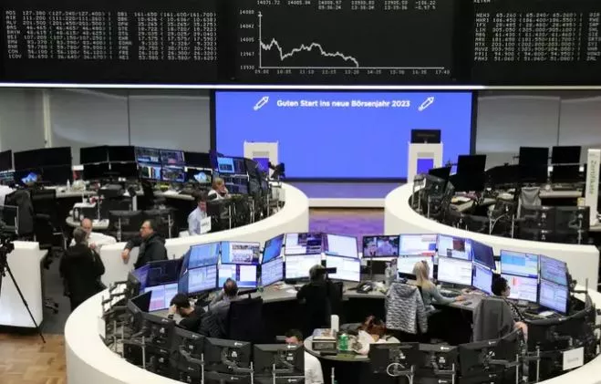 الأسهم الأوروبية تتراجع بقيادة فرنسا وسط تصاعد مخاوف الديون