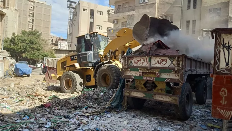  حملة  لرفع مخلفات الهدم والبناءة بقطعة أرض فضاء بشارع الجلاء بالمنصورة 