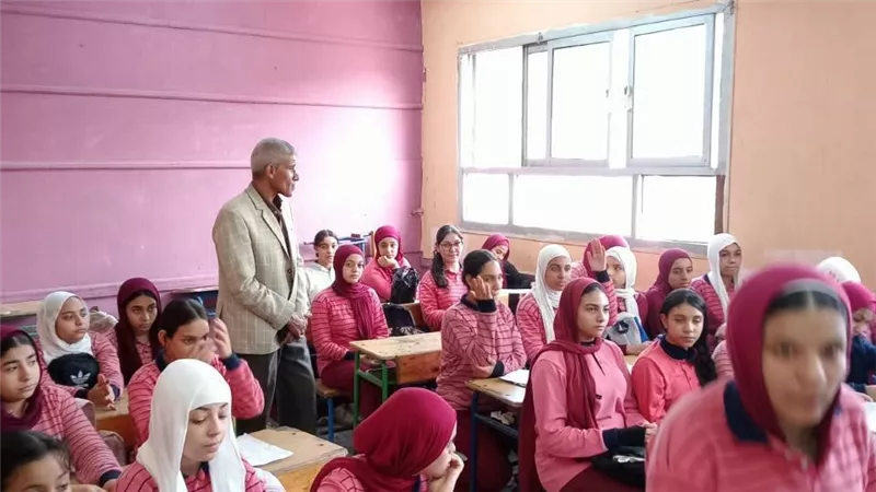 رئيس حي دار السلام يتفقد محيط المدارس بجسر البراني لمتابعة انتظام العملية التعليمية