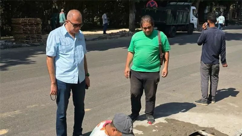 رئيس حي غرب القاهرة يتابع أعمال تطوير شبكة تصريف مياه الأمطار بشارع الجزيرة بالزمالك
