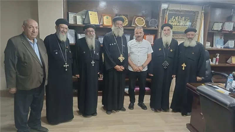 رئيس حي المطرية يستقبل وفدًا من رجال الكنيسة لتعزيز التعاون وخدمة المواطنين