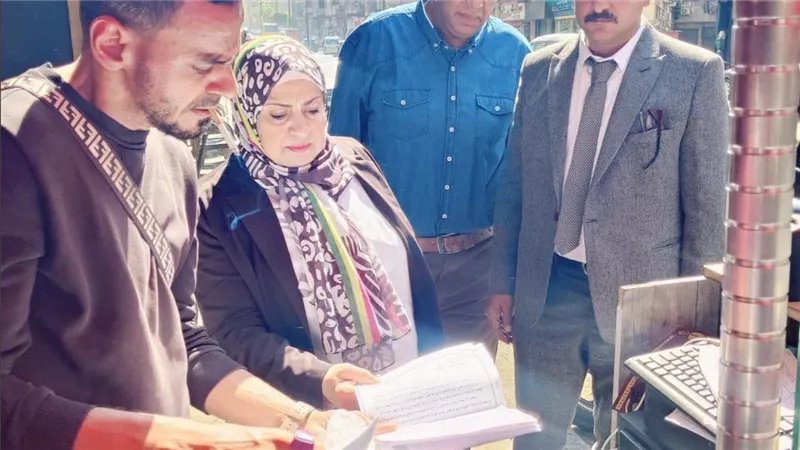 رئيس حي الخليفة تقود جولة بشارع محمد علي لحث أصحاب المحال على استخراج التراخيص