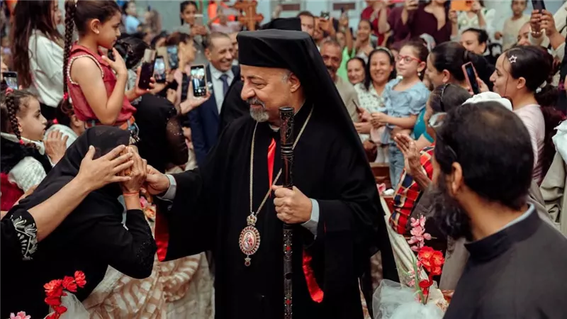 الأنبا إبراهيم إسحق يزور كنيسة العذراء خلال جولته الرعوية ببني محمديات 