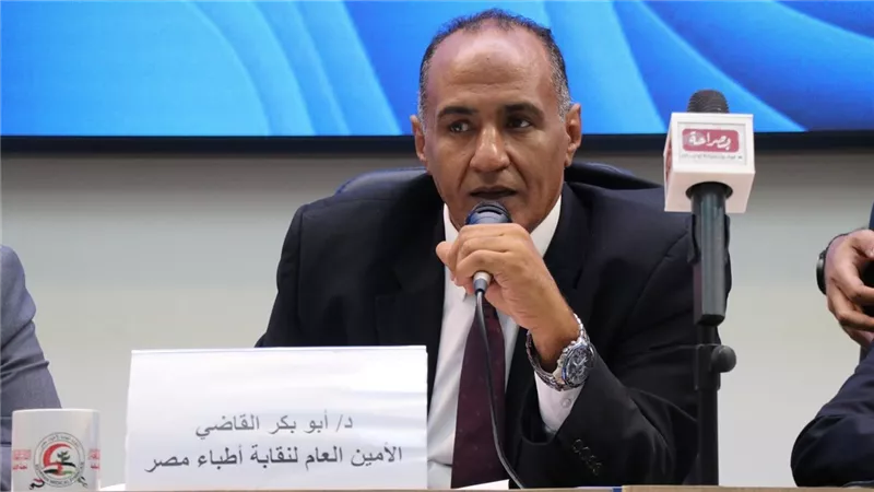 الدكتور أبو بكر القاضي أمين عام نقابة الأطباء  