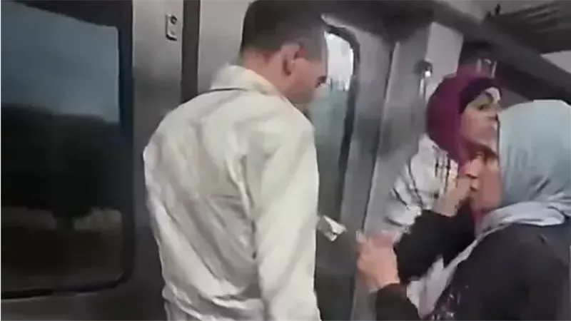 بعد انتشار فيديو المترو.. الداخلية تنهي خدمة فرد شرطة تحصل على أموال من باعة جائلين