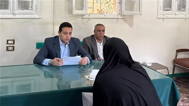 حالات انسانية ومرضية بلقاء نائب محافظ الفيوم مع المواطنين بقرية دمو