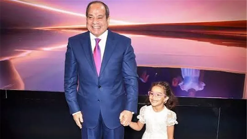الرئيس السيسي مع الطفلة تاليا     