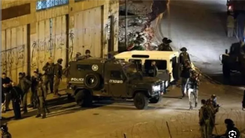 بينهم 6 أطفال.. إصابة 9 فلسطينيين بالاختناق جراء اقتحام الاحتلال بلدة حلحول