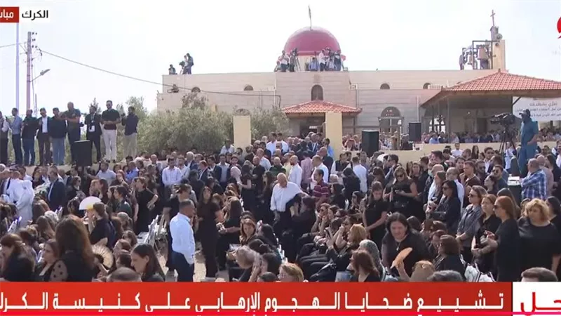 مشهد مهيب.. الآلاف يشيعون ضحايا الهجوم الإرهابي على كنيسة الكرك بالأردن (فيديو)