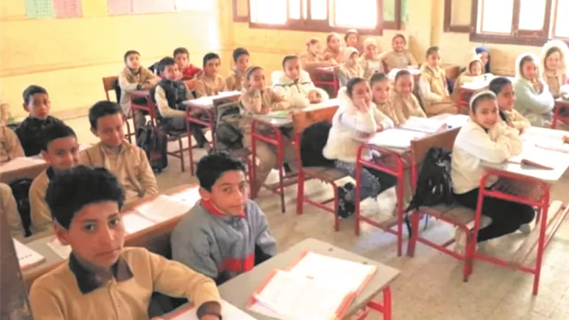 تلاميذ أولى ابتدائى فى «مطحنة التطوير»