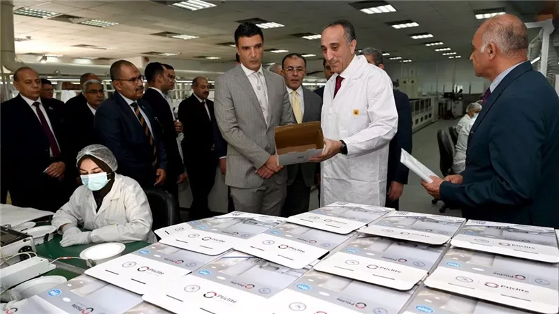 وزير الصناعة يتفقد مصانع الشركة العربية العالمية للبصريات