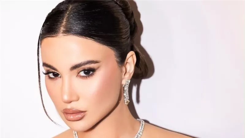 هدى الإتربي تتلألأ بالأسود المرصع