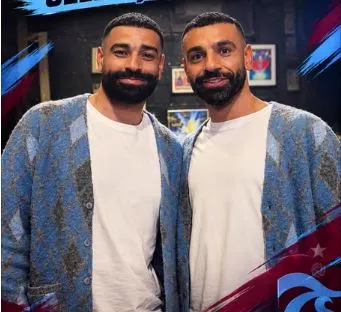 صورة تجمع بين محمد صلاح وشبيه