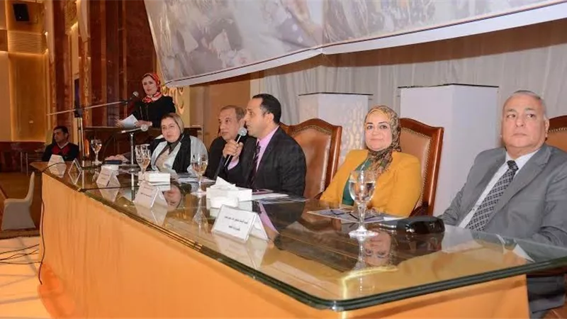 بالصور.. جامعة دمنهور تكرم خريجي كلية التمريض